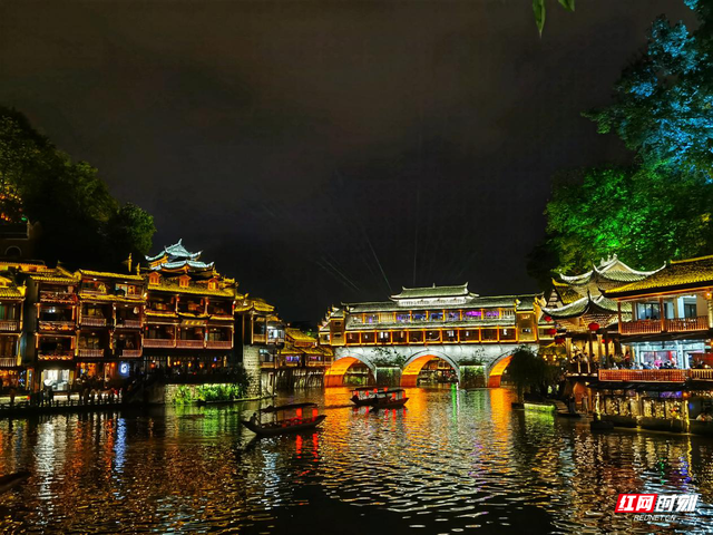 凤凰古城夜景图片，这辈子一定要去的凤凰古城（凤凰古城浪漫夜景醉游人）