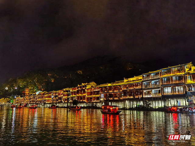 凤凰古城夜景图片，这辈子一定要去的凤凰古城（凤凰古城浪漫夜景醉游人）