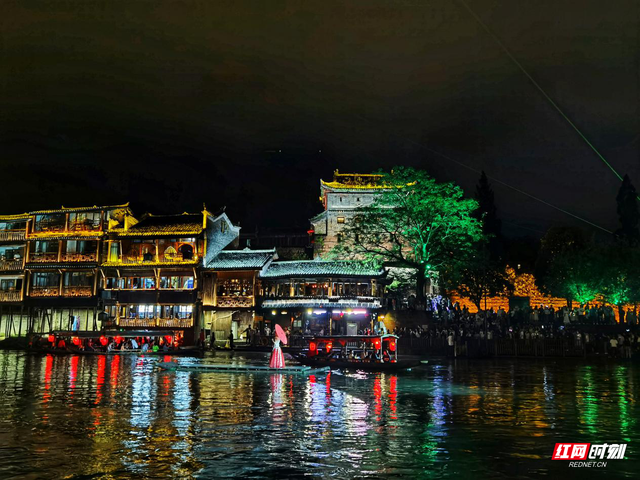 凤凰古城夜景图片，这辈子一定要去的凤凰古城（凤凰古城浪漫夜景醉游人）