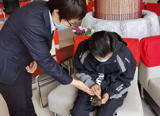 银行卡没带怎么看银行卡照片，工行怎样办理宝宝照片银行卡（华夏银行烟台分行帮助客户解烦恼）