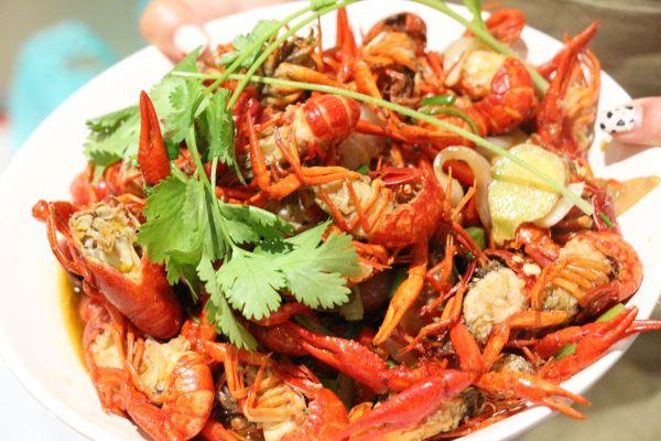 小龙虾加什么配菜好吃，小龙虾加什么配菜好吃一点（麻麻辣辣鲜掉眉毛的小龙虾）