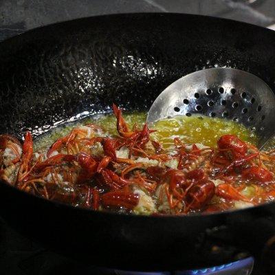 小龙虾加什么配菜好吃，小龙虾加什么配菜好吃一点（麻麻辣辣鲜掉眉毛的小龙虾）