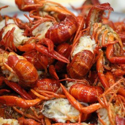 小龙虾加什么配菜好吃，小龙虾加什么配菜好吃一点（麻麻辣辣鲜掉眉毛的小龙虾）