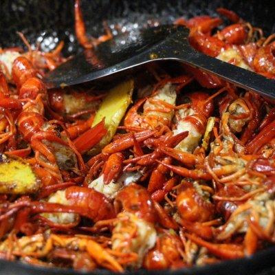 小龙虾加什么配菜好吃，小龙虾加什么配菜好吃一点（麻麻辣辣鲜掉眉毛的小龙虾）