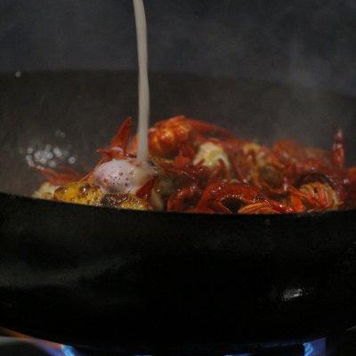 小龙虾加什么配菜好吃，小龙虾加什么配菜好吃一点（麻麻辣辣鲜掉眉毛的小龙虾）