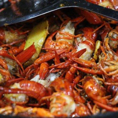 小龙虾加什么配菜好吃，小龙虾加什么配菜好吃一点（麻麻辣辣鲜掉眉毛的小龙虾）