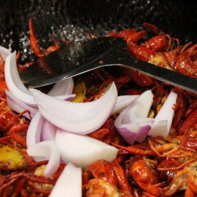 小龙虾加什么配菜好吃，小龙虾加什么配菜好吃一点（麻麻辣辣鲜掉眉毛的小龙虾）