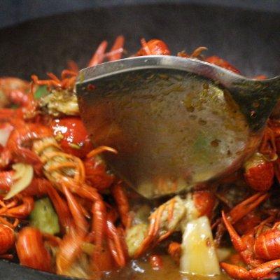 小龙虾加什么配菜好吃，小龙虾加什么配菜好吃一点（麻麻辣辣鲜掉眉毛的小龙虾）