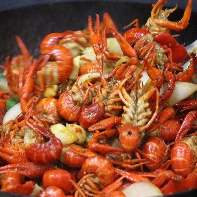 小龙虾加什么配菜好吃，小龙虾加什么配菜好吃一点（麻麻辣辣鲜掉眉毛的小龙虾）
