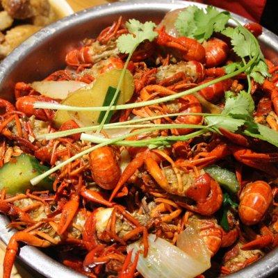 小龙虾加什么配菜好吃，小龙虾加什么配菜好吃一点（麻麻辣辣鲜掉眉毛的小龙虾）