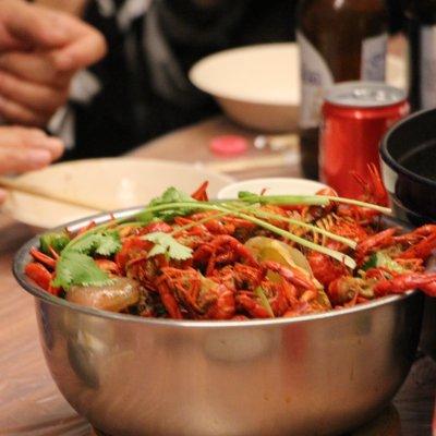 小龙虾加什么配菜好吃，小龙虾加什么配菜好吃一点（麻麻辣辣鲜掉眉毛的小龙虾）