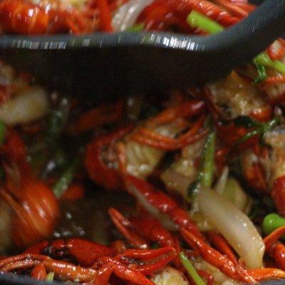 小龙虾加什么配菜好吃，小龙虾加什么配菜好吃一点（麻麻辣辣鲜掉眉毛的小龙虾）