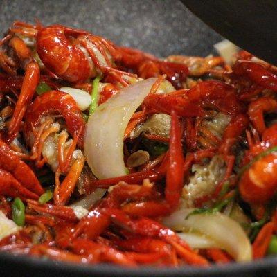小龙虾加什么配菜好吃，小龙虾加什么配菜好吃一点（麻麻辣辣鲜掉眉毛的小龙虾）