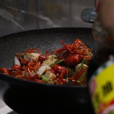 小龙虾加什么配菜好吃，小龙虾加什么配菜好吃一点（麻麻辣辣鲜掉眉毛的小龙虾）