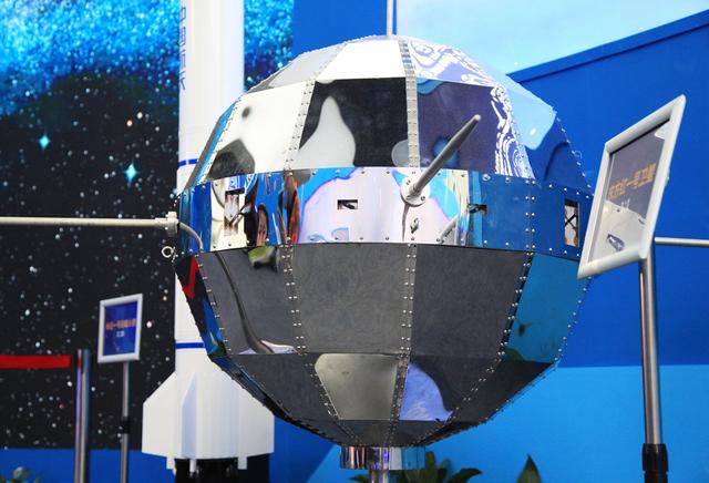 中国第一颗人造卫星叫什么名字，中国第一颗人造卫星是什么（中国发射的第一颗人造地球卫星亮相江苏南京航天科普展）