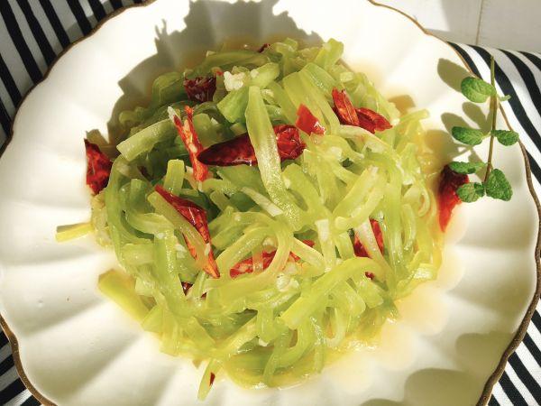 凉拌莴笋丝的做法，凉拌三丝的家常做法粉丝（#以美食的名义说爱她#夏日限定版下饭菜～凉拌莴笋丝）