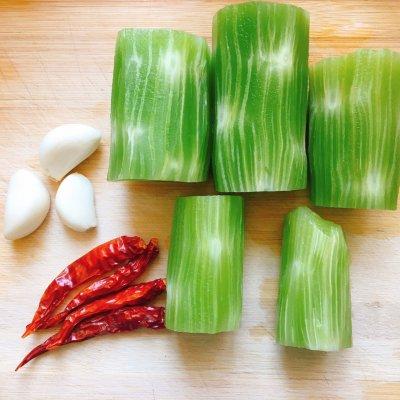 凉拌莴笋丝的做法，凉拌三丝的家常做法粉丝（#以美食的名义说爱她#夏日限定版下饭菜～凉拌莴笋丝）