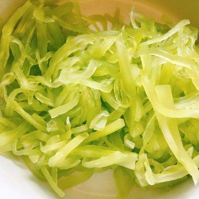 凉拌莴笋丝的做法，凉拌三丝的家常做法粉丝（#以美食的名义说爱她#夏日限定版下饭菜～凉拌莴笋丝）