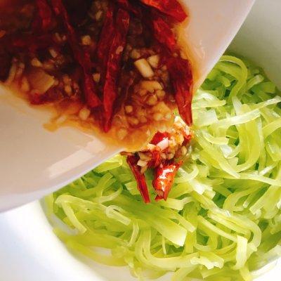 凉拌莴笋丝的做法，凉拌三丝的家常做法粉丝（#以美食的名义说爱她#夏日限定版下饭菜～凉拌莴笋丝）