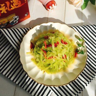 凉拌莴笋丝的做法，凉拌三丝的家常做法粉丝（#以美食的名义说爱她#夏日限定版下饭菜～凉拌莴笋丝）