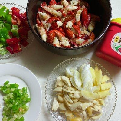 虾尾怎么炒好吃，怎么炒虾尾好吃（#以美食的名义说爱她#妈妈的专属爆炒龙虾尾）