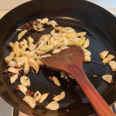 虾尾怎么炒好吃，怎么炒虾尾好吃（#以美食的名义说爱她#妈妈的专属爆炒龙虾尾）