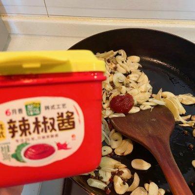 虾尾怎么炒好吃，怎么炒虾尾好吃（#以美食的名义说爱她#妈妈的专属爆炒龙虾尾）