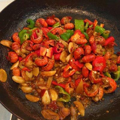 虾尾怎么炒好吃，怎么炒虾尾好吃（#以美食的名义说爱她#妈妈的专属爆炒龙虾尾）