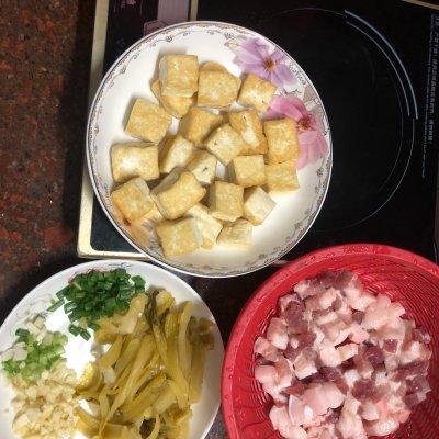 老豆腐怎么炒，干豆腐怎么拌着好吃（这道酸菜炒老豆腐简单成这样）