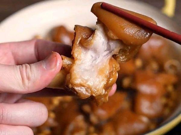 黄焖猪蹄该怎么做，两块钱搞定一道家常美食非常哇塞的❗黄焖猪蹄