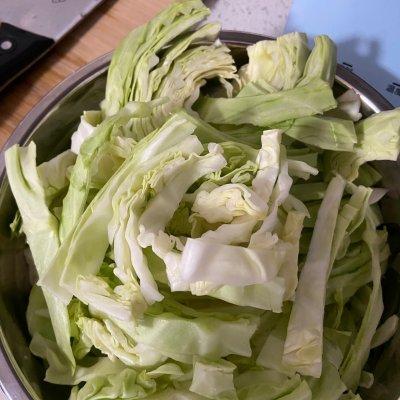 茴子白怎么炒好吃，家常菜之清炒茴子白（这道圆白菜炒粉丝）