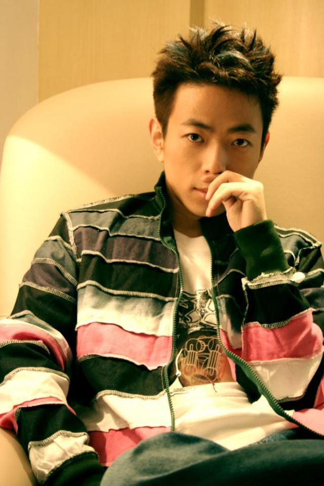 路一直都在 陈奕迅，陈奕迅有几个孩（给陈奕迅写首主打歌一年收入只有271块）