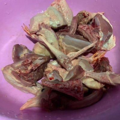 鸽子炖什么好吃，炖鸽子汤怎么炖好吃又营养（适合全家的西洋参石斛鸽子汤）