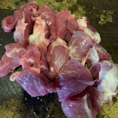 鸽子炖什么好吃，炖鸽子汤怎么炖好吃又营养（适合全家的西洋参石斛鸽子汤）