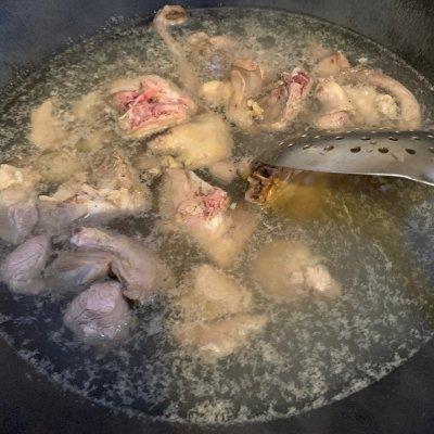 鸽子炖什么好吃，炖鸽子汤怎么炖好吃又营养（适合全家的西洋参石斛鸽子汤）