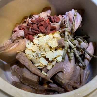 鸽子炖什么好吃，炖鸽子汤怎么炖好吃又营养（适合全家的西洋参石斛鸽子汤）