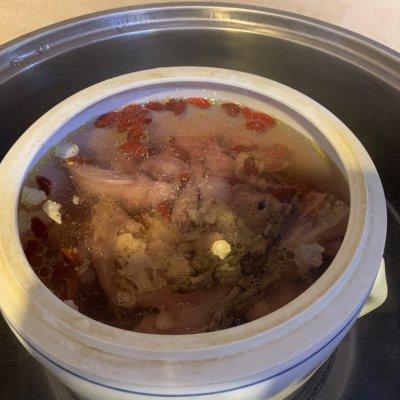 鸽子炖什么好吃，炖鸽子汤怎么炖好吃又营养（适合全家的西洋参石斛鸽子汤）