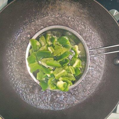 鸡胸肉炒辣椒怎么做好吃，怎么炒鸡胸肉又嫩又好吃（减脂餐之青椒鸡丁这样做）