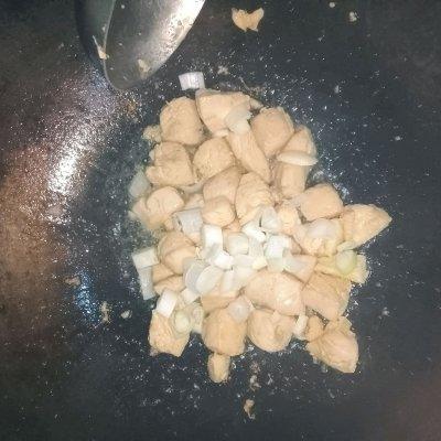 鸡胸肉炒辣椒怎么做好吃，怎么炒鸡胸肉又嫩又好吃（减脂餐之青椒鸡丁这样做）