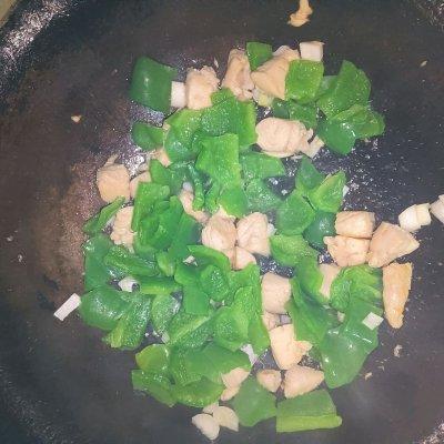 鸡胸肉炒辣椒怎么做好吃，怎么炒鸡胸肉又嫩又好吃（减脂餐之青椒鸡丁这样做）