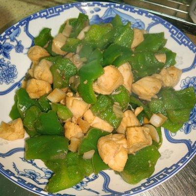 鸡胸肉炒辣椒怎么做好吃，怎么炒鸡胸肉又嫩又好吃（减脂餐之青椒鸡丁这样做）