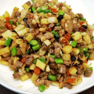 豆豉猪肉的家常做法，豆豉炒猪肉的家常做法（家庭下饭菜—乱炒肉丁一上桌）