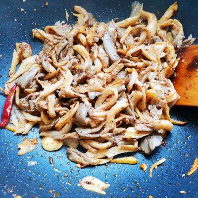 干蘑菇怎么做好吃，野生干蘑菇怎么做好吃（大厨教你这么做家常菜～孜然味的辣炒蘑菇）