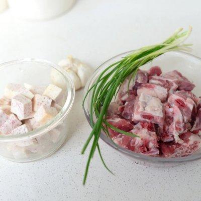 芋头蒸排骨的做法，毛芋头蒸排骨的家常做法（嫩滑软糯的）