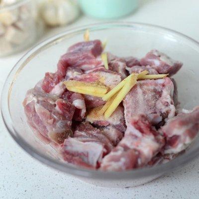 芋头蒸排骨的做法，毛芋头蒸排骨的家常做法（嫩滑软糯的）