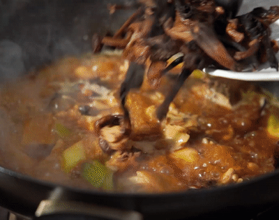 鸡肉炖蘑菇汤的做法，鸡肉炖蘑菇汤的做法大全家常（全家抢着吃——小鸡炖蘑菇）