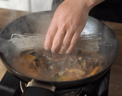 鸡肉炖蘑菇汤的做法，鸡肉炖蘑菇汤的做法大全家常（全家抢着吃——小鸡炖蘑菇）