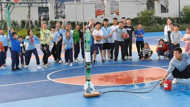 用绳子做降落伞怎么做，怎样用毛线绳扎出降落伞（如何用可乐瓶，制作一个水火箭）