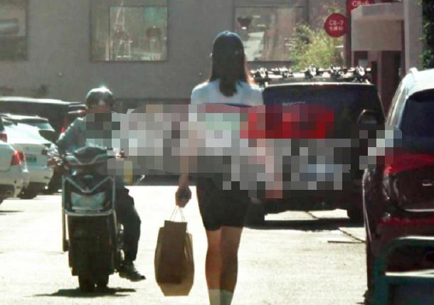 海哈金喜图片，李亚鹏90后女友罕见现身（李亚鹏小19岁女友身材太好）