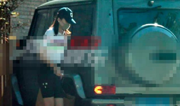 海哈金喜图片，李亚鹏90后女友罕见现身（李亚鹏小19岁女友身材太好）